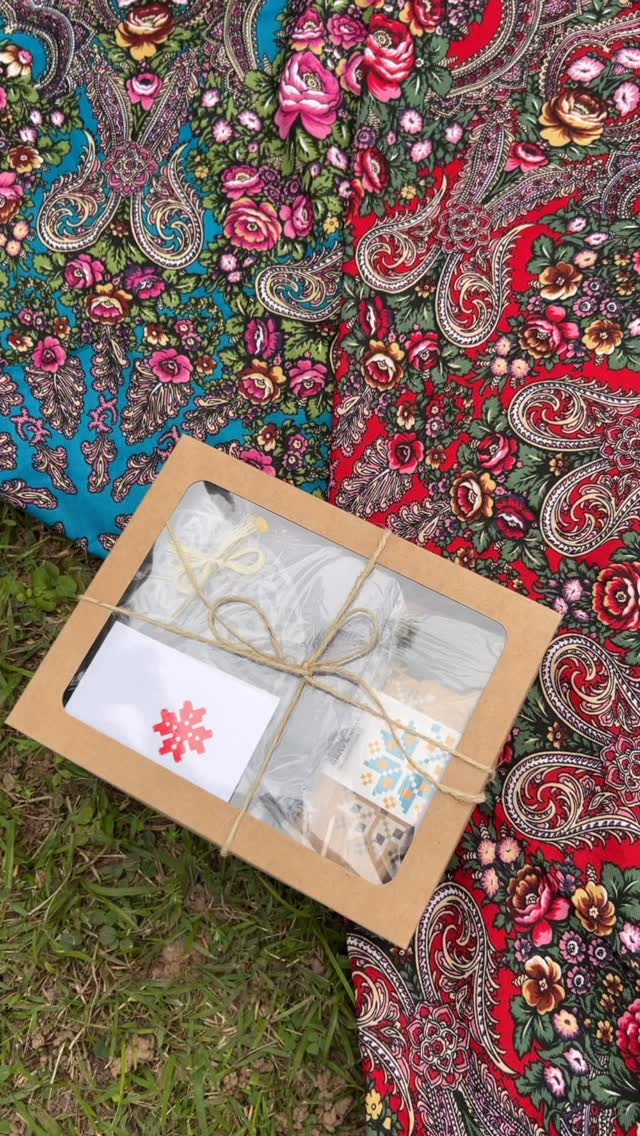 Esgotado! Vejam outras 📦
✨ NOVIDADE! ✨ Conheça a Coleção Campo da Azul e Amarelo! 💙💛
Um pedacinho da Ucrânia, feito com alma e tradição, agora pode ser seu. Nossa box “Campo” é um abraço em forma de presente, ideal para presentear com significado ou guardar a cultura ucraniana pertinho de você.
O que vem nela?
🍃 Chá dos Cárpatos: 30 sachês para aquecer o coração.
🔑 Chaveiro de Couro: Com o brasão da Ucrânia, um símbolo de orgulho.
👕 Camisa Vybyika: Estampa tradicional que conta histórias.
Cada peça é feita à mão, com técnicas passadas por gerações. Uma janela para a beleza e a alma de um povo incrível!
Boxes únicas e com quantidade limitada! Garanta a sua! ✨
#ColecaoCampo #AzulEAmarelo #ArtesanatoUcraniano