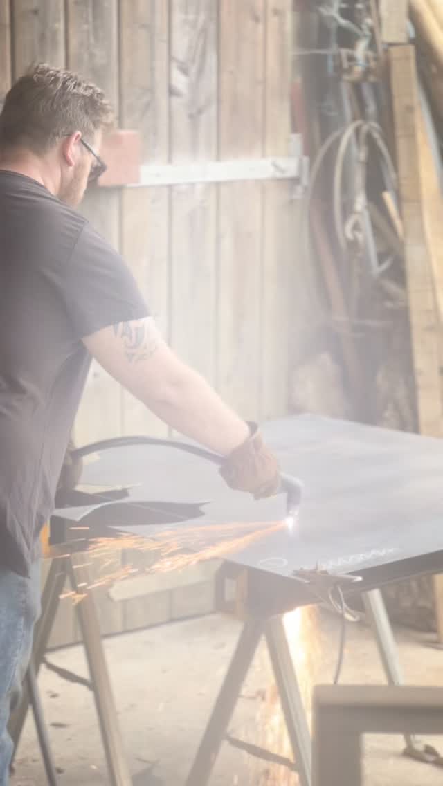 The sunflower has really come along in the last few weeks ๐ป the finishing touches will be completed in the next few days before itโs maiden event at @maidencastlefarm Sunflower Trail which is due to open on 1st August!!!
#dorset #art #sculpture #design #sunflower #landscape #landsacpedesign #garden #flower #metalart #metalsculpture