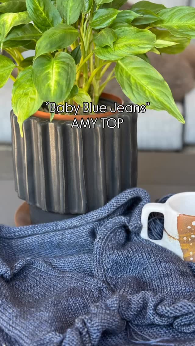 HAPPY SUMMER SUNDAY ☀️
What a beautiful day to sit outside with a lovey cup of Earl Grey tea and KNIT! This is the “Amy Top” by MOCHI KNITS. Im having so much fun with this knit, learning new things💖
#mochiknits #handdyedyarn #indiedyer #handmade #yarn #amytop #colorinbabybluejeans #sundaymood☀️ #sundayknittingday #blessed❤️