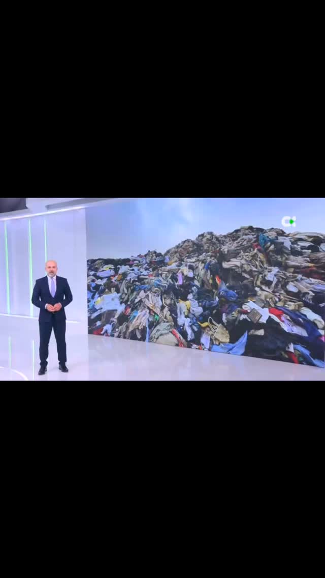 El 70% de todo el textil fabricado a nivel mundial está fabricado a partir de petróleo.Las fibras de poliéster, de poliamida, de acrílico,de elastano y lycra entre otras también están coloreadas y estampadas con colorantes químicos o plásticos.
Los micro plásticos y químicos tóxicos presentes en estás prendas contaminan el agua, la tierra y el aire, provocando irritaciones, alergias y enfermedades no claramente diagnosticadas ANTES de contaminar el medio ambiente.
La Moda creada con fibras y colorantes naturales no es una "moda".
Elegir prendas y accesorios certificados como los de la firma @gallobuey3d entre muchas otras, es cuidar nuestra salud de la misma manera que elegimos a diario nuestra alimentación..
Gracias a los informativos de RT canarias por hacer está realidad visible.🍀💚