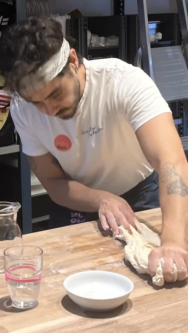 Dame un grrr… un che? Un Pizza Workshop at Scuola Volante! 🍕🇮🇹
At first, making a perfect Neapolitan pizza might feel a little tricky – but don’t worry, @thepizzaguy_pablo got you. With the right guidance (and a bit of flour on your hands), you’ll be pulling your dream pizza out of the oven in no time.
#scuolavolante #thepizzaguy #pizzaschool #pizza #discovolante #prontovolante #wien #pizzaworkshop #viennaactivities #pizzaworkshops #pizzatime #pizzaexperience #cookingschool #pizzalovers #foodie #neapolitanpizza #fromdoughtocrust #reelgoodfood #pizzanight #fluffycrust #diyneapolitan #thingstodoinvienna