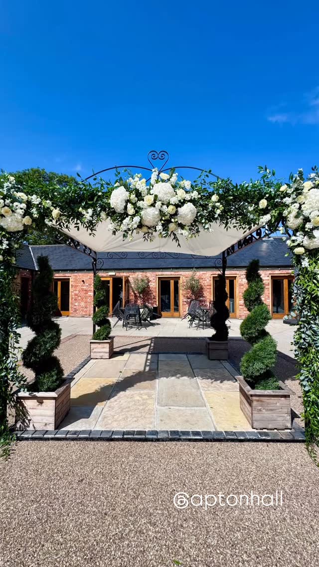 We have opened up a few more spaces for 2026. 2027 is 50% fully booked already. Please get in touch to arrange an appointment to discuss the flowers you would like for your wedding
#weddingflowers
#essexflorist
#weddinginspiration
#weddingflorals
#floraldesign
#weddingdecor
#weddingstyle
#2026bride
#2027bride