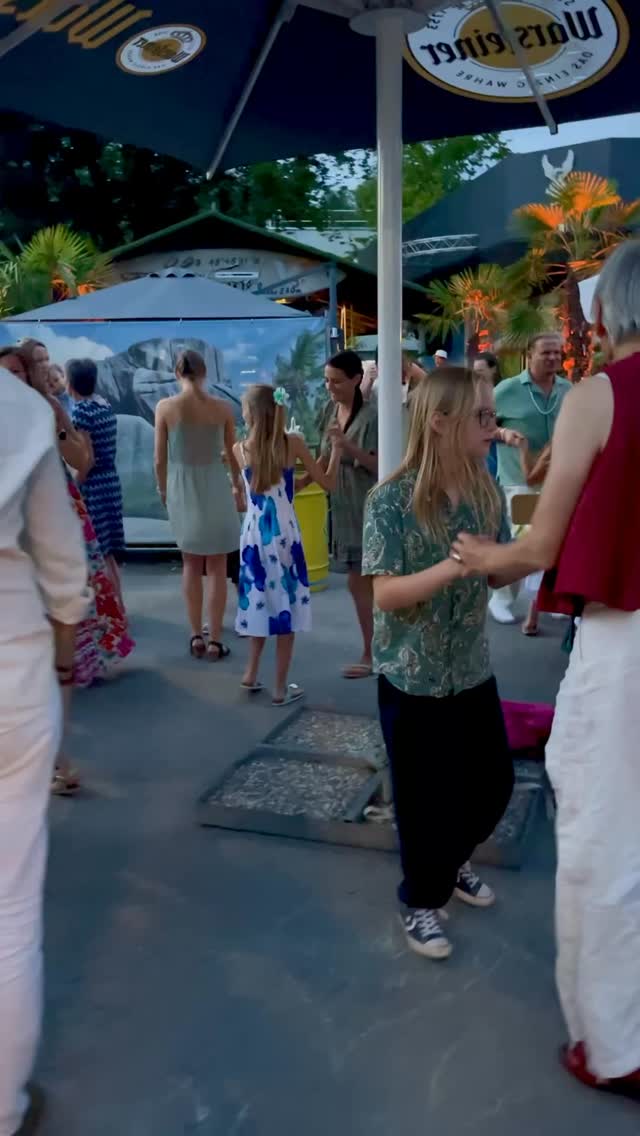 Du suchst einen DJ für den Sektempfang, der sofort für gute Laune sorgt?
Let’s talk. 🎧☀️
#DJfürHochzeit #Sektempfang #djdvinestuttgart #GuteLauneGarantie #WeddingVibes #OpenAirWedding #sommerparty #salsadancing