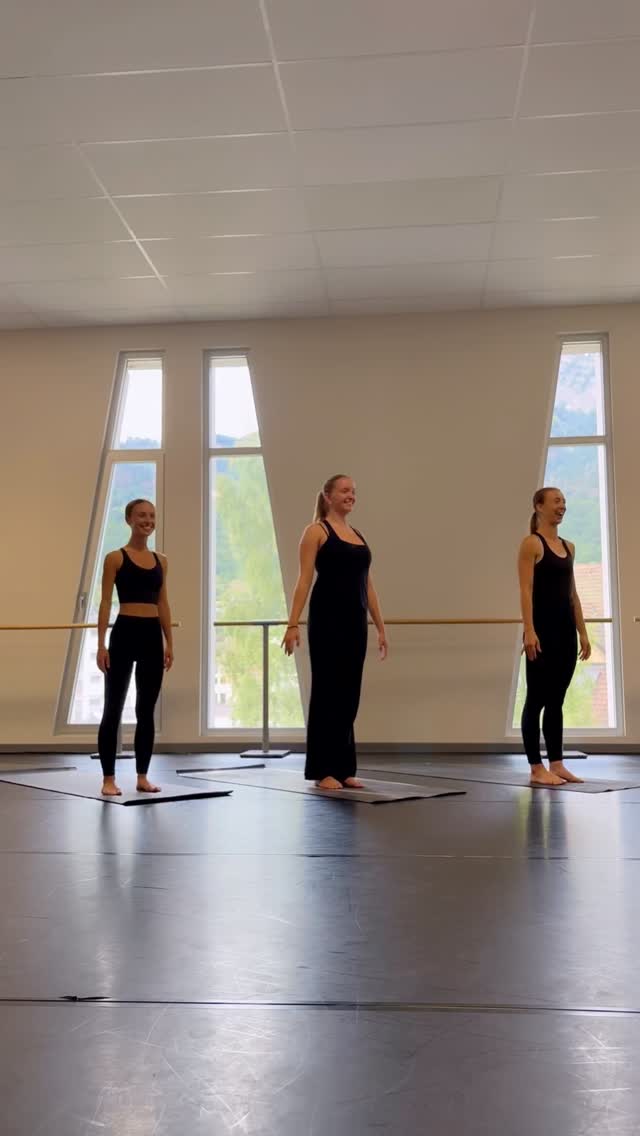 Yoga flow un peu dansé avec @li.lou1606 @katell.vz ✨
Et pourquoi pas mettre en place des ateliers yoga danse à Annecy et à Bonneville ?
#yogaflow #yogadanse #yogadance #yogaannecy #ocabonneville