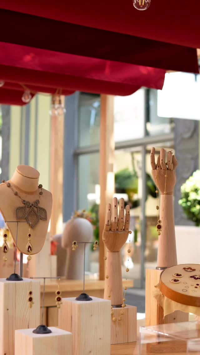 MANO a MANO. Episodio II: De fibra y viento.
Trasladar el silencio y el rigor del atelier al espacio abierto de @lasrozasvillage
Sacar a la luz la intimidad de los procesos, la nobleza de la materia y la técnica exacta que exige cada escultura textil es mi forma de reivindicar la Alta Artesanía.
Un profundo agradecimiento a quienes os detuvisteis a observar. A quienes preguntasteis por el origen de los materiales y comprendisteis el tiempo que requiere este oficio. Vuestra mirada atenta es lo que otorga verdadero sentido al diseño de autor.
Gracias a la organización del Village por erigir un espacio de respeto y visibilidad para la Artesanía Contemporánea.
Regreso al taller y a la mesa de trabajo con el pulso renovado.
#lucidegustin #luxurycraftsmanship #lasrozasvillage