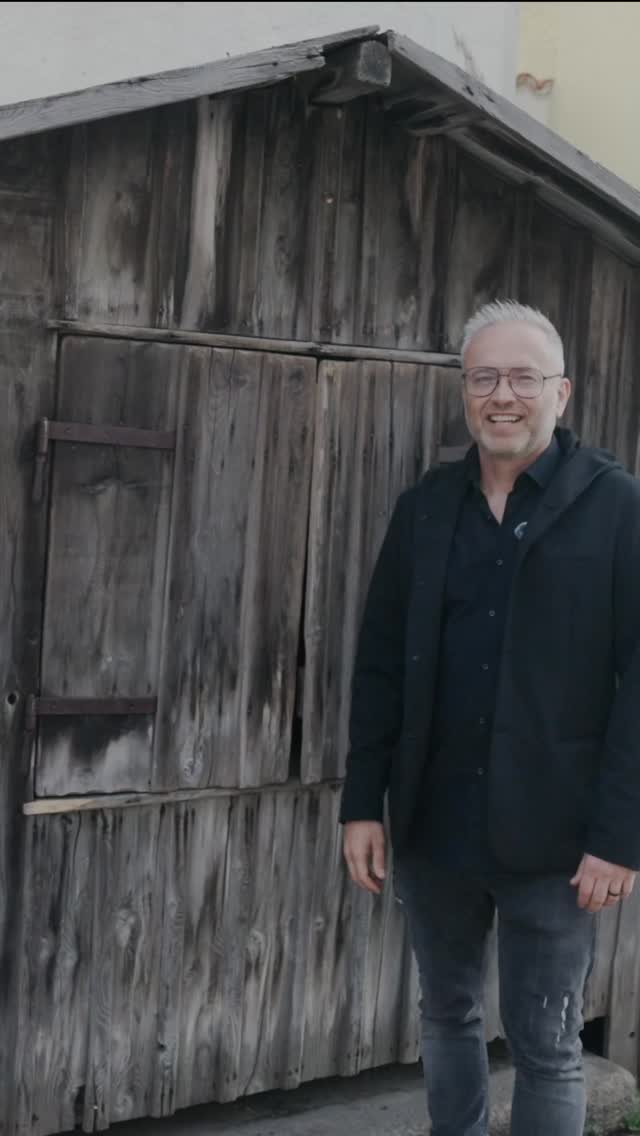 🔴🟡🔵 AUSZEIT: 100 Tage Auszeit. Ein paar Wochen Urlaub. Oder einfach eine bewusste Pause zwischendurch. Es gibt viele Wege, sich Auszeiten zu nehmen – und jede davon kann (theoretisch) dein Leben verändern oder neues Feuer entfachen.
In der neuen Podcast-Episode von „Impulse für dein Leben“ erzählt @thomas.fleischanderl, wie ihn seine persönliche Auszeit verändert und auf einen neuen Weg gebracht hat – und warum @stefan_suss überzeugt ist, dass wir alle mehr bewusste Pausen brauchen.
🌞 Warum Urlaub allein meist dafür nicht reicht
🔥 Was eine 100-tägige Pause im Leben verändern kann
🌱 Wie schon kleine Mikro-Auszeiten deinen Alltag bereichern
💡 Und welche Ängste oft hinter dem Nicht-Pausen-Können stecken
Thomas teilt, was ihm seine 100 Tage Auszeit nach 15 Jahren Unternehmertum gebracht haben – und warum es sich lohnt, den Mut zum Innehalten zu finden.
🎧 Jetzt reinhören und den Sommer für neue Perspektiven nutzen:
👉 https://www.bucketlist-schmied.com/podcast-019-die-transformative-kraft-von-auszeiten
#ImpulseFürDeinLeben #Podcast #BucketlistSchmied #ThomasFleischanderl #StefanSüß #SommerAuszeit #MikroAuszeiten #UrlaubMitTiefgang #PauseMitWirkung #Reflexion #Lebensqualität #Neustart #FeuerEntfachen #MutZurVeränderung #Auszeit #InspirationZumMitnehmen