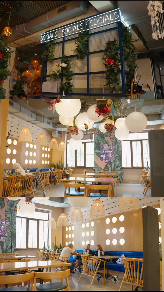 Socials Cafe — Bizning tariximiz 2018-yildan boshlangan ☕❤️
⠀
Hammasi 2018-yilda, Toshkentda birinchi Socials Cafe ochilganidan boshlandi.
Bu Dubaydagi Arrows & Sparrows kafesidan keyingi ilk loyihamiz edi — bizning ilk farzandimiz, mukammallikka yo‘lning boshlanishi.
⠀
Kafe hech kim ishonmagan, tanilmagan bir ko‘chada ochildi.
Lekin biz ishondik. Oldinga intildik.
⠀
Bugun esa bu ko‘cha — shaharning eng mashhur gastronomik maskanlaridan biri.
Socials Cafe esa uning ajralmas qismiga aylandi.
⠀
O‘shanda biz atigi 6 kishilik jamoa edik.
Orzu qildik, o‘rgandik, xatolar qildik — ammo har doim bir jamoa bo‘lib qoldik.
⠀
Bugun esa:
3 ta filial,
faol rivojlanayotgan franshiza,
va 300+ kishilik jamoa.
⠀
Ammo yuragimizda biz hanuz o‘sha ilk kichik kafemiz —
katta yurakli kichkina joy.
⠀
Socials Cafe bizni eng muhim narsaga o‘rgatdi:
ishonch, birlik va oldinga qadam. 💫
.
.
.
Socials Cafe — наша история с 2018 года ☕❤️
⠀
Всё началось в 2018 году — с открытия первого Socials Cafe в Ташкенте.
Это было первое кафе после запуска Arrows & Sparrows в Дубае — наш первенец, с которого начался путь к совершенству.
⠀
Мы открылись на неизвестной, забытой улице, в которую никто не верил.
Но мы верили. И шли вперёд.
⠀
Сегодня эта улица — одно из главных гастрономических мест Ташкента,
а Socials Cafe — неотъемлемая его часть.
⠀
Тогда нас было всего 6 человек. Мы мечтали, учились, ошибались, но всегда держались вместе.
⠀
Сегодня — это:
3 филиала,
активно развивающаяся франшиза,
и команда из 300+ человек.
⠀
Но в душе мы всё те же —
то самое кафе с большим сердцем,
где всё началось.
⠀
Socials Cafe — это место, которое научило нас главному:
верить, быть командой и двигаться вперёд. 💫