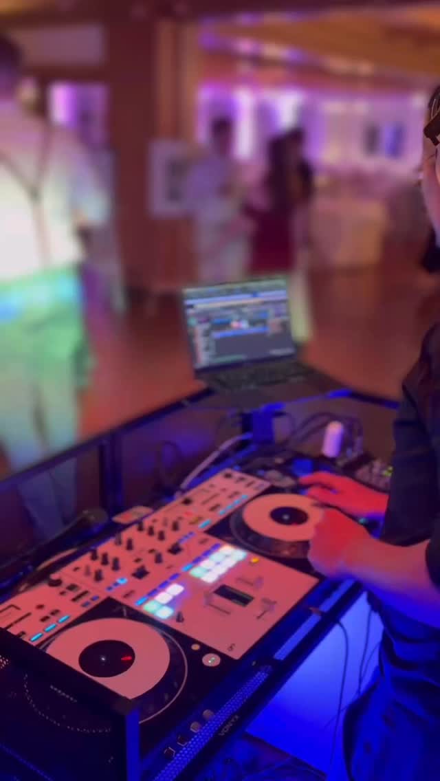 Der Ton im Video klingt ein bisschen wild? Liegt nicht am DJ 😄 – sondern daran, dass das Handy direkt an der Box stand und das Mikrofon überfordert war.
In echt: Bester Sound, volle Tanzfläche, großartige Stimmung – und genau so soll’s sein!
#HochzeitsDJ #djdvinestuttgart #WeddingParty #VolleTanzfläche #wakawaka #eheh #Hochzeitsstimmung #Livemitschnitt #djstuttgart