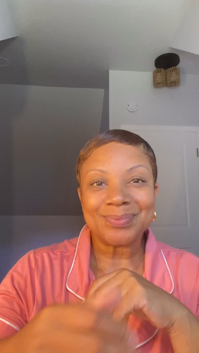 Feeling quite peachy today! Come Glam up with me! I am using 2 products from my collections: The Vanderveer Palette & Simple Adorned Lip glaze. Drop a 💚 if you like