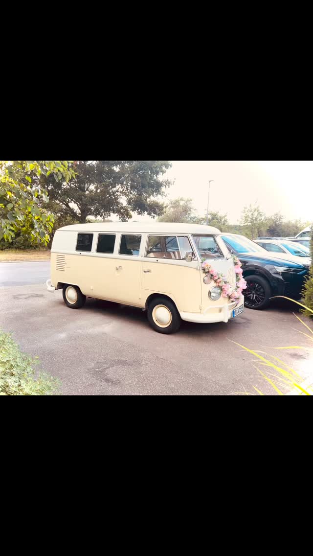 � Heute durfte unser Bulli eine ganz besondere Reise antreten – zur Hochzeit im traumhaften @pigeoneventhouse in Viernheim! ��
Originalton des Brautpaars:
„Die Fahrt in eurem Bulli war das Entspannteste an der ganzen Hochzeit.“ �
Ein wunderschönes Kompliment, wie wir finden – und ein Moment, der uns tief berührt hat.
Es war uns eine Ehre, Teil dieses besonderen Tages zu sein. � Wie gefällt euch das Auto und die Location?
#Hochzeitsbulli #Viernheim #PigeonEventhouse #Hochzeitsauto #Bulliliebe #VintageVibes #Weddingride #EntspanntHeiraten #BulliMomente #Danke #deinbrautauto #brautauto