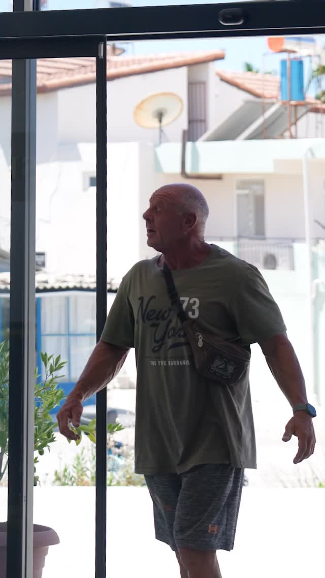 🇹🇷Sevgili hastamız Karl, birkaç ay önce Sirius Diş Kliniği’nde kapsamlı bir tedavi sürecine başladı.
Üst çenedeki eski kronlar çıkarıldı, fonksiyonunu yitirmiş 8 diş çekildi.
Bir kist başarılı bir şekilde cerrahi operasyonla alındı.
Eksik bölgelerde 5 implant yerleştirildi ve ertesi gün geçici dişleri takıldı.
Artık tedavimizin 2. aşaması da başarıyla tamamlandı.
Karl, yeni sabit dişlerine kavuştu ve güçlü, bembeyaz bir gülümsemeye sahip oldu!
Geçmiş gönderimizde çok samimi bir röportajda bu zorlu ama heyecan verici süreci bizimle tüm içtenliğiyle paylaştı.
Bu dönüşümün öncesi ve sonrası farkını görmek için takipte kalın! ✨
🇩🇪Unser lieber Patient Karl hat vor einigen Monaten eine umfassende Zahnbehandlung in der Sirius Zahnklinik begonnen.
Die alten Kronen im Oberkiefer wurden entfernt, acht nicht mehr funktionsfähige Zähne gezogen.
Eine Zyste konnte erfolgreich chirurgisch entfernt werden.
An den fehlenden Stellen setzten wir fünf Implantate und bereits am nächsten Tag bekam Karl ein provisorisches Gebiss.
Inzwischen ist auch die zweite Behandlungsphase erfolgreich abgeschlossen.
Karl hat nun seine festen, neuen Zähne erhalten – mit einem strahlend weißen und kraftvollen Lächeln!
In einem früheren Beitrag hatte er in einem sehr ehrlichen Interview seine Erfahrungen während des Behandlungsprozesses mit uns geteilt.
Bleiben Sie dran, um den Vorher-Nachher-Unterschied dieser Verwandlung zu sehen! ✨
Begleiten Sie Karl auf seinem Weg mit seinem neuen Lächeln!