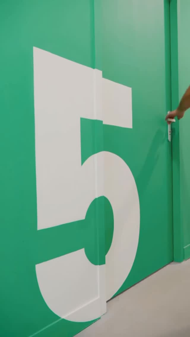 ✨ Visite de l’atelier ✨
Vous l’avez vu passer mais depuis le mois de mai j’ai un atelier chez @restanque_ateliers !
Oui parce qu’on s’en rend pas compte mais être peintre en lettres c’est bien plus que peindre des lettres.
Faut préparer les maquettes, parfois préparer voire fabriquer le support sur lequel on va peindre, être équipé en peinture pour répondre à toutes les demandes et puis les stocker etc etc … et tout ce matos il faut bien l’entreposer quelque part !
D’où l’importance pour moi d’avoir un atelier !
Vous êtes les bienvenus si vous voulez passer, faites moi signe !
Encore merci a @studio.maoliz pour les vidéos 💪💫😎
#atelier #atelierartiste #peintalamain #peintreenlettres #alwayshandpaint #signpaint #signpainting #handpainting #lettering #handlettered #handlettering #montpellier #occitanie #luckylucien