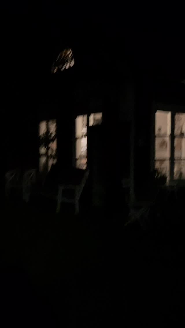 En sommarkväll utanför butiken på Visingsö. I morgon onsdag är det öppet kl. 11.30 - 17.00. Välkomna 🩶