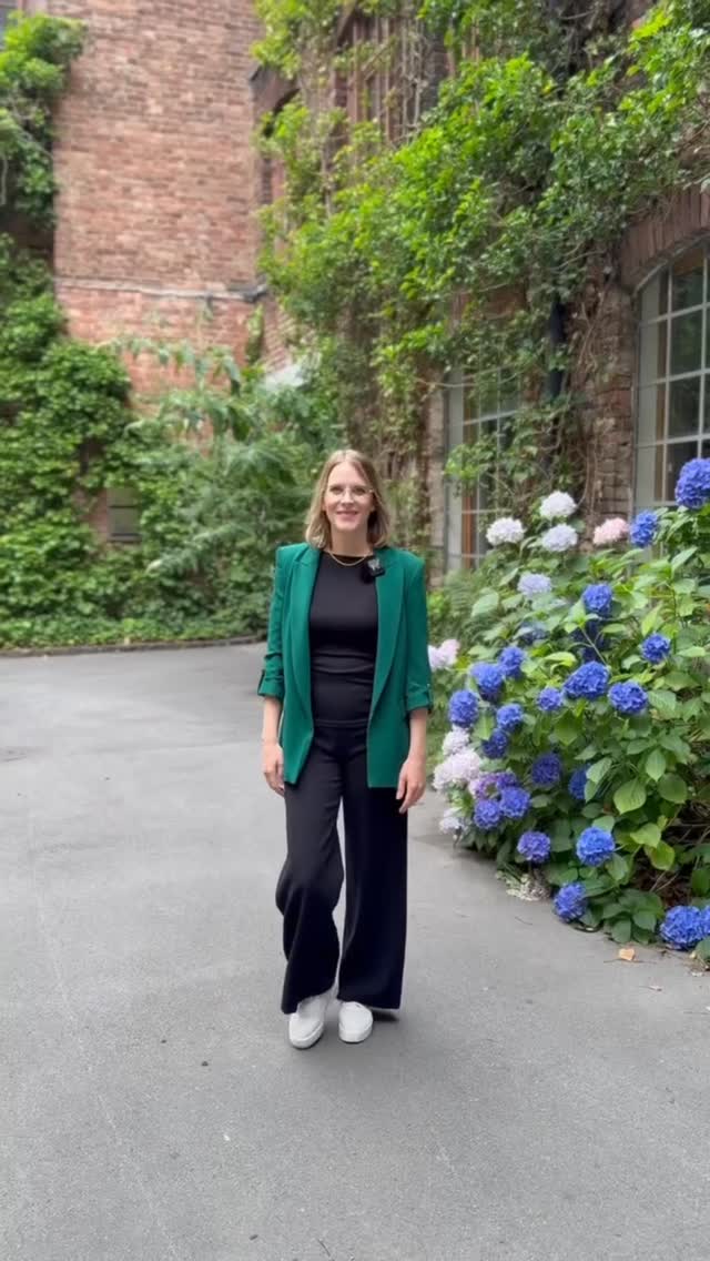 🟠 Lea Geldien, unsere Kandidatin für den Bezirk Innenstadt Nord, steht für eine lebendige Stadt mit Kultur, Vielfalt und echtem Zusammenhalt. Sie bringt frischen Schwung und neue Ideen, damit unsere Innenstadt ein Ort wird, an dem sich alle Generationen wohlfühlen.
Engagiert, offen und mit viel Herz setzt Lea sich für eine bunte und lebendige Stadt ein. Mehr zu ihren Zielen und Visionen im Video 🟠
#sgzukunft #solingen #kommunalwahl2025 #füreinneuessolingen #mutig #transparent #bürgernah