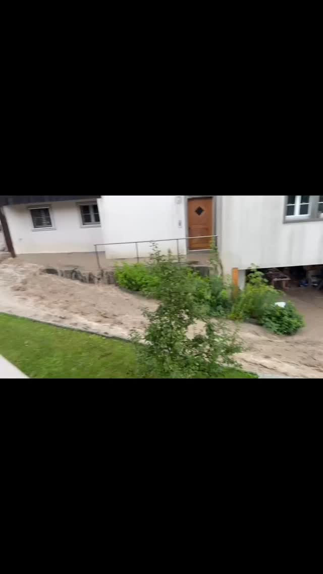 🚨 Einsätze infolge Starkregen am 27. Juli
🏢 Diverse Tiefgaragen und Keller überschwemmt
.
.
.
.
.
.
#turbenthal #wila #wildberg #feuerwehr #tösstal #blaulicht #118 #swissfirefighter #regen #unwetter #überschwemmung #natur #gewässer #garage #tiefgarage