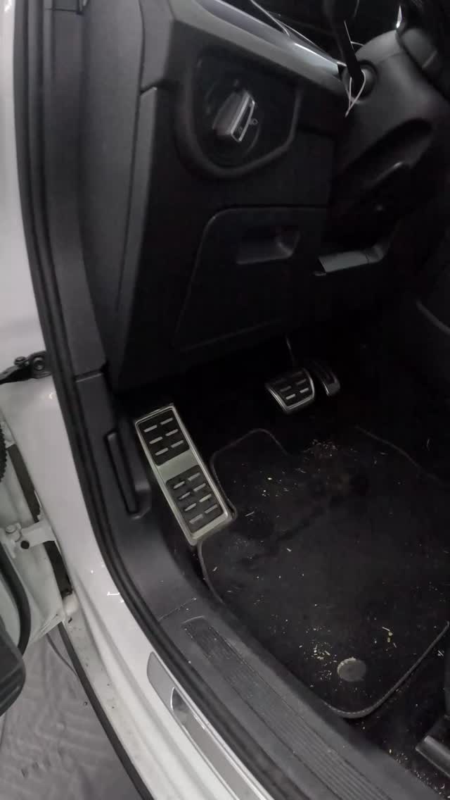 VW Touran, fraîcheur retrouvée.
Intérieur impeccable 🧽 – 2h de soin, 0 compromis.
#EasycleanVS #VWtouran #NettoyageImpeccable #DetailingSuisse #CleanCarFeeling