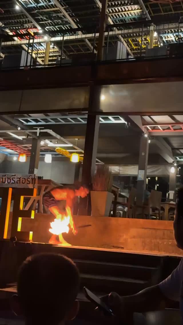 Koh Samet. Epic fire shows and memories we’ll never forget.
#kohsametvibes #fireshow🔥 #thailandnights #beachlife #myrooftopstories