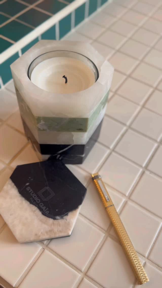 Les détails font le moment.
La flamme, le parfum, le silence.
Studio Gaïa ✨