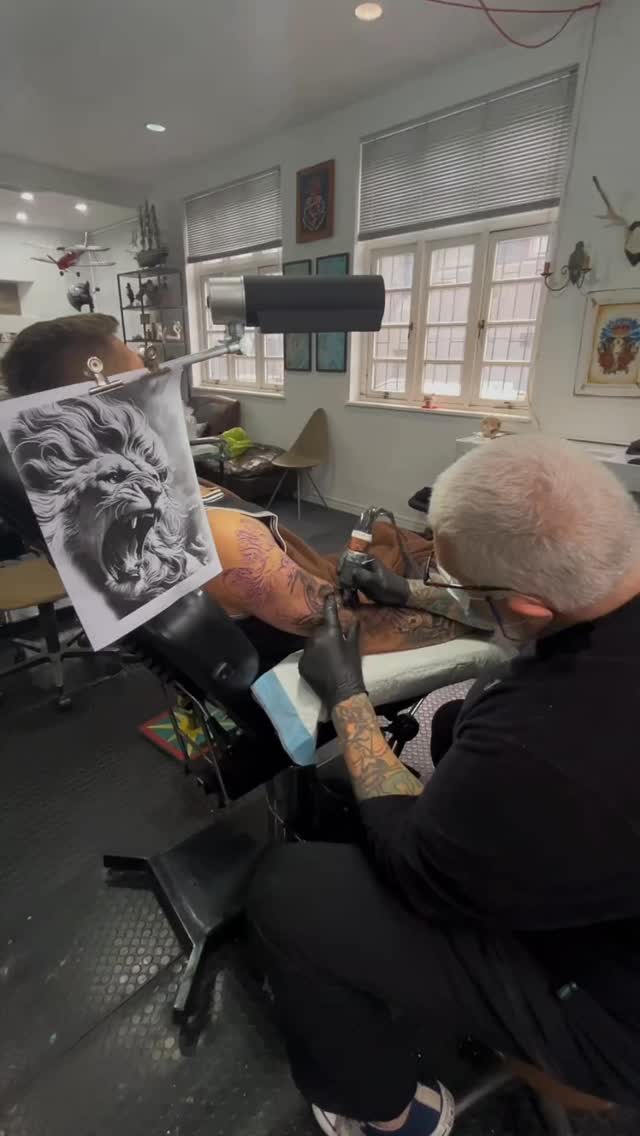 Work in Progress for Charl 🔥 loving how this piece is coming along!
#capetowntattoo #capetowntattooartist #inkstagram #tattoossofinstagram #capetowntourism #capetowntattoostudio #mrluckystattoo #tattooideas #tattoosleeve #tattoostudionearme