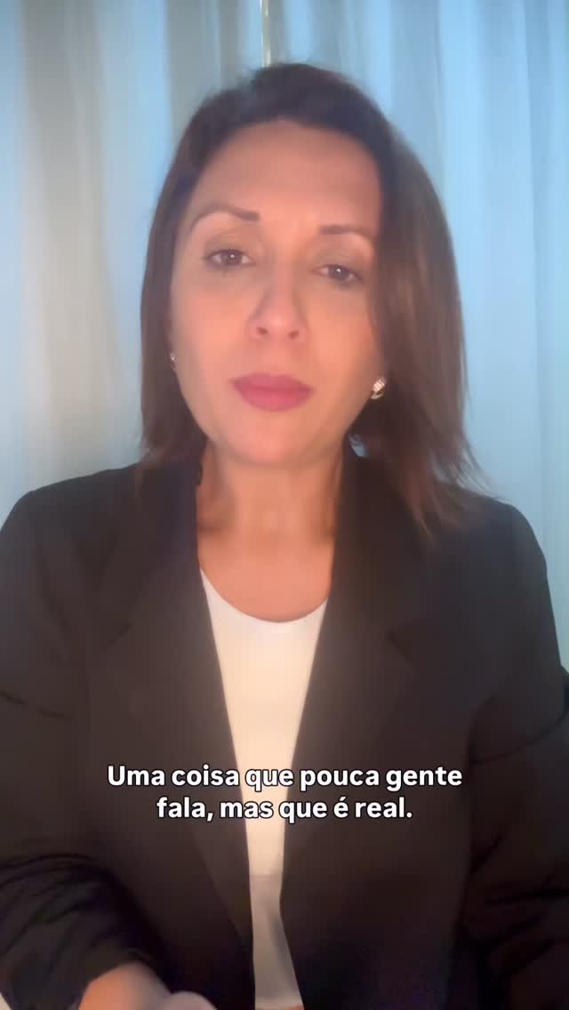 Dinheiro também adoece. E ninguém fala sobre isso...
Ansiedade, estresse, brigas em casa, queda de produtividade... muita coisa que parece emocional, na verdade, tem raiz financeira.
Você pode até não ver, mas o colaborador que tá com as contas no vermelho não está inteiro no trabalho. Ele está ali… mas a cabeça está longe.
Educação financeira nas empresas não é custo. É cuidado. É estratégia. É resultado.
Se a sua empresa ainda não fala sobre dinheiro com quem faz o negócio acontecer, está na hora de mudar isso.
📩 Me chama. Vamos levar esse papo pra dentro da sua equipe.
#educaçaofinanceira #saudefinanceira #rh #liderança #mentoriafinanceira #saúdeemocional