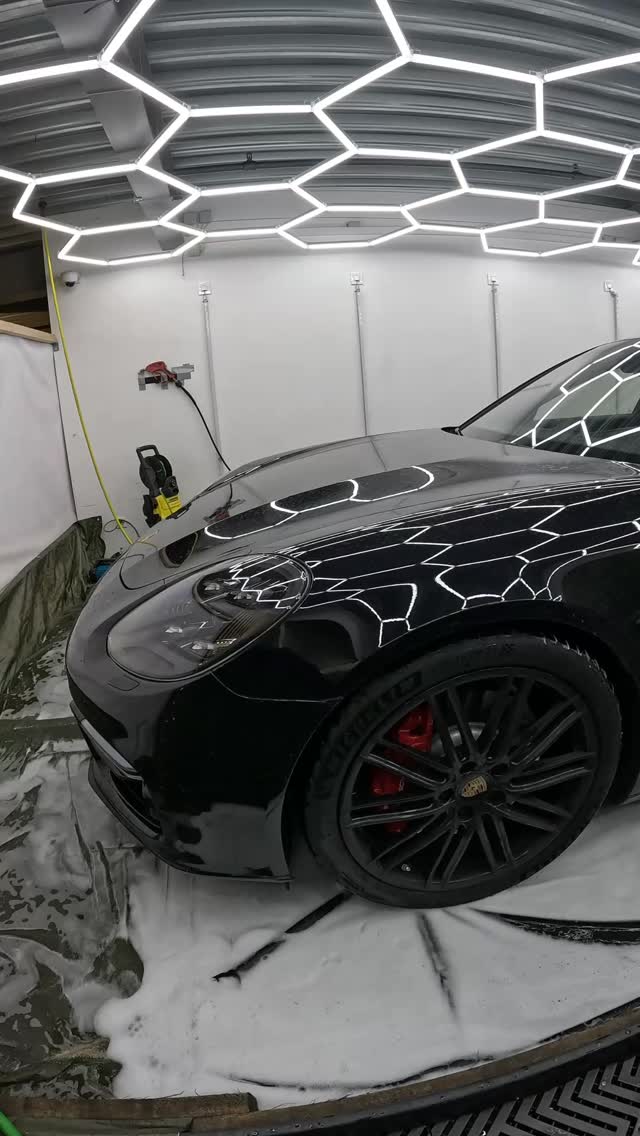 Brillance absolue sur Porsche Panamera GTS.
Lavage extérieur + cire à la main = un éclat à couper le souffle. ✨🖤
#PorschePanamera #EasycleanVS #NettoyageLumineux #DetailingSuisse #CarLovers #BrillanceMaximale