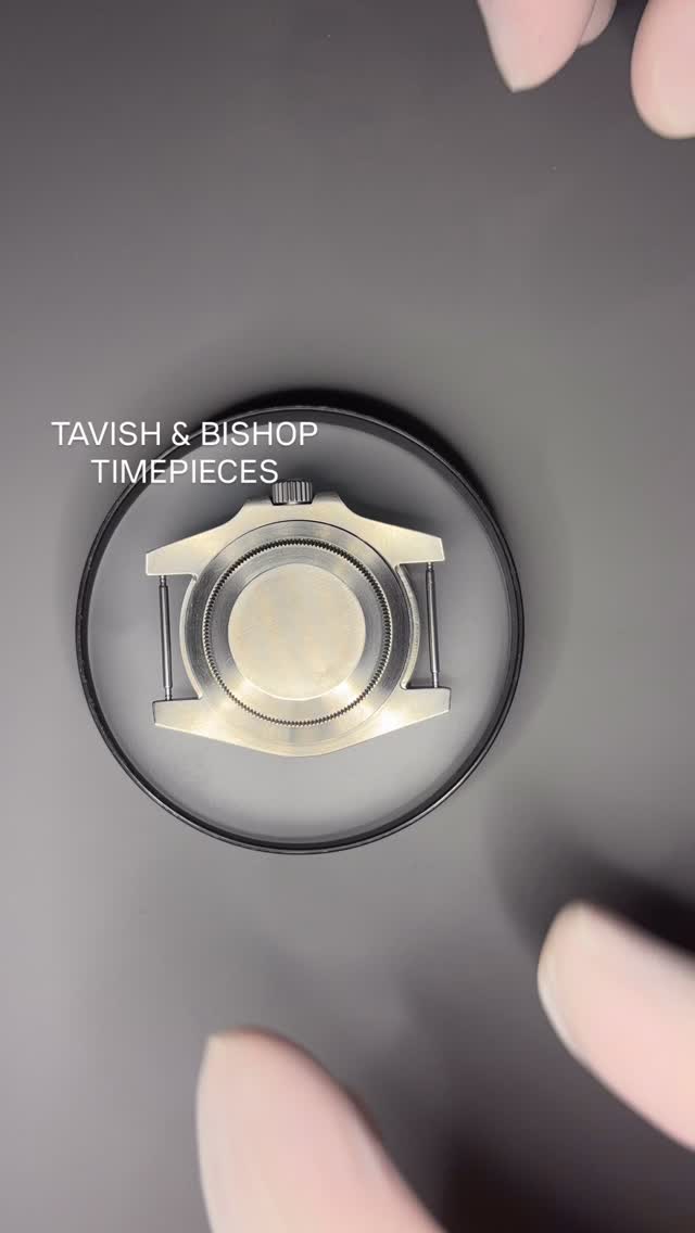Case count fitting time!
Today we’re doing test fitting for the Sellita SW200 inside one of our two titanium cases.
⚠️ Heads-up: the dial shown is just for mock-up — not the final product.
This is all about precision, testing tolerances, and making sure everything feels just right before we commit.
Enjoy this little time-lapse of me cracking open the case like a titanium oyster.
Fun? Definitely. Stressful? A little. Worth it? Every damn second.
Define Your Time.
Tavish & Bishop Timepieces
#watchmaking
#microbrandwatch
#WatchBuild
#TitaniumWatch
#SellitaSW200
#WatchmakerAtWork
#CNCwatchcase
#CaseFitting
#SwissMovement
#mechanicalwatch
#ToolWatch
#timepiece
#WatchInProgress
#TavishAndBishop
C’est l’heure du montage test !
Aujourd’hui, on fait un essai de montage du mouvement Sellita SW200 dans l’un de nos deux boîtiers en titane.
⚠️ Petite précision : le cadran visible n’est qu’un prototype — ce n’est pas le produit final.
Tout est dans les détails, les tolérances, et cette sensation parfaite qu’on cherche avant d’aller plus loin.
Petite vidéo en accéléré pendant que je démonte le boîtier — façon huître en titane.
Amusant ? Oui. Stressant ? Un peu. Mais ça vaut chaque seconde.
Définissez votre temps.
Tavish & Bishop Timepieces
