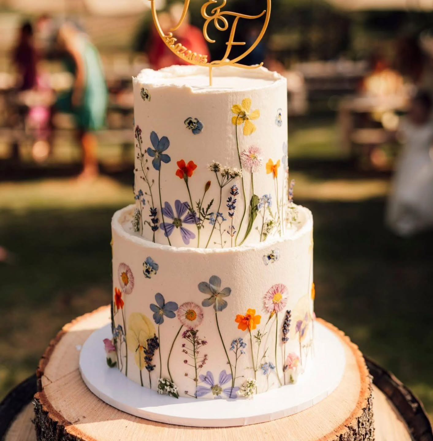🌞Summer sunshine on a cake🌞
This beauty is decorated with the best of summer - vibrant marigold, viola and daisy - illuminated by rays of sunshine.
Bright, delicate and bursting with colour, it's one to turn heads!
Thank you @emscakecabin for sharing this lovely photo, it's a real stunner 🥰
#cakedecoration
#summerwedding
#summervibes
#pressededibleflowers
#cakedecor
#pressedflowers
#floralcake
#gardenparty