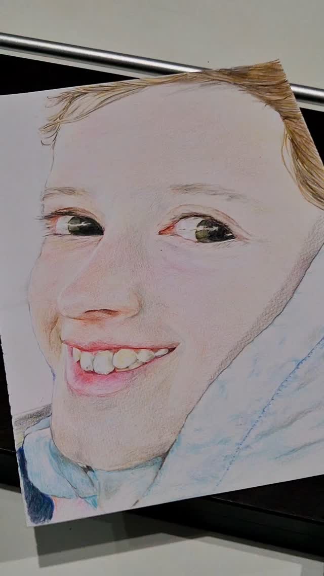 I sat down to do some drawing with my girls. They finished after an hour, ten hours later I was done 🤣 Lets just say my house is not visitor friendly as zero house work was done🤭
#pencildrawing #portrait #illistration #familydrawing #mumlife