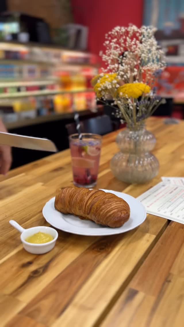 Francia-magyar házasság! - Kolbászos csavart
Ropogós leveles tésztában házi kolbász, hozzá kérhető házi mustáros aioli mártogatós!
#emmarozs #emmarozsgrand #frenchbakery #sourdoughbakery #frenchpatisserie #magyar #viennoiseries