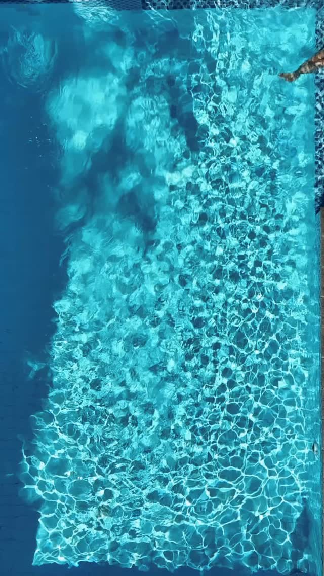 Água clara, silêncio verde, corpo leve.
Mergulhar aqui é mais do que refrescar —
é se dissolver no instante.
⸻
Clear water, lush silence, weightless body.
Diving here is more than cooling off —
it’s dissolving into the moment.
#PousadaDoPrincipe #SuaCasaEmParaty #Paraty #SensoryEscape #SlowTravelEurope