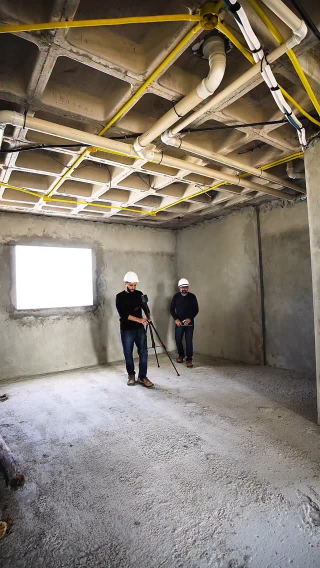 Qualidade que começa onde os olhos não veem.
No vídeo de hoje, você acompanha o Gerson — diretor e sócio da Top4D/Fascon — ao lado do engenheiro responsável pelas obras, Diogo.
Juntos, eles explicam como a excelência construtiva da marca está nos detalhes: da escolha criteriosa dos materiais às técnicas aplicadas em cada fase da obra.
Dê o play e entenda por que nossos projetos se destacam.