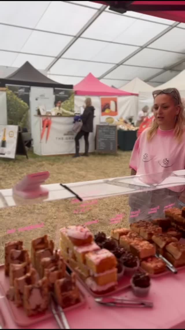 Just a few of the fun things we hear at markets...
Acted out by us, plus a cameo from @hullabaloos_drinks who enjoyed watching us make these so much that they wanted to get involved too and props from @mochatado_ who kept me fuelled with tea because I keep forgetting to buy milk for home..
Plus a few of the reactions we wish we could say sometimes 🤬🫠🤐
#cakestall #cakestalls #cakestagram #cakemarket #cakestand #cakesale #shoplocal #supportsmallbusinesses #supportsmallbusiness #supportlocal #cakesofinstagram #marketstall #localevents #hampshire #southampton #eastleigh #chandlersford #romsey #mariascakesandbakes
