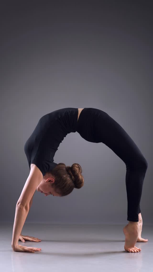 ❤️ CLASES DE #YOGAONLINE 🧘🏻♀️
👌 Nuestras clases de #yoga tienen una metodología íntegrativa que te permite en 6 semanas trabajar diferentes aspectos físicos, energéticos y mentales.
🙋🏻♀️ Así es nuestro programa:
1|✨ Semana Activacíón:
Técnicas Dinámicas
Asanas: Surya Namaskar, posturas pada hasta danda, purna vinyasas.
Pranayama: Surya Bhedana.
Meditación: Sukshma Dhyanam, meditación sutil.
2|✨Semana Extensión Columna:
Técnicas Dinámicas
Asanas: Surya Namaskar, posturas Purva.
Pranayama: Sitali.
Meditación: Sukshma Dhyanam, meditación sutil.
3|✨ Semana Inclinación Lateral:
Técnicas Estáticas
Asanas: Posturas Parsva, purna vinyasas.
Pranayama: Chandra Bhedana.
Meditación: Jyotir Dhyanam, meditación en la luz.
4|✨ Semana de Torsiones:
Técnicas Estáticas
Asanas: Posturas Parvritti.
Pranayama: Nadi Shodana .
Meditación: Jyotir Dhyanam, meditación en la luz.
5|✨ Semana Flexión Columna:
Técnicas Simplificadas
Asanas: Posturas Paschimottana
Pranayama: Bhramary.
Meditación: Sthula Dhyanam, meditación en el gurú.
6|✨ Semana Invertidas:
Técnicas Simplificadas
Asanas: Posturas Viparita , invertidas y meditativas.
Pranayama: Japa Pranava.
Meditación: Sthula Dhyanam, meditación en el gurú.
🧘🏻♀️ Inicia tu practica de #Yogaonline con nosotros!
- 1 clase gratis
- Pack de 8 clases a $28.000 CLP o 36 USD.
⏰ Nuestros horarios (Chile):
Martes y Jueves 8:00 PM
👉🏼 Contáctanos:
✉️ Mail: contacto@kamina.cl
🌎 Web: www.kamina.cl
☎️ WhatsApp: +56977582210.
✨❤️ Kamina, desarrollo y consciencia para el nuevo mundo
#yogaonline #meditacion #yogachileno #Yogaencasa #Yogatips #Yogaconsejos #yogaparaprincipiantes #respiracionconsciente #pranayamas