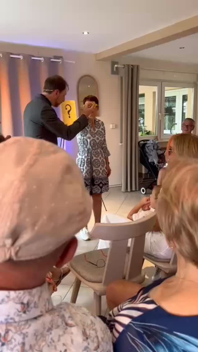Quel moment incroyable sur scène ! 🤩 Lors de ma dernière séance d’hypnose de spectacle, j’ai eu la chance d’hypnotiser une femme du public qui a... complètement oublié son prénom pour s’appeler Jean-Jacques ! 😂
L’ambiance était électrique, les rires fusaient, mais toujours dans la bienveillance et le respect. C’est fascinant de voir comment l’esprit peut jouer de ces tours étonnants, et c’est un pur plaisir de partager ces instants de divertissement unique avec vous. Merci à cette participante extraordinaire pour son incroyable spontanéité !
#HypnoseDeSpectacle #Hypnose #Divertissement #Spectacle #Rire #Bienveillance #JeanJacques #MomentMagique #Étonnant #Mentalisme #Humour #Scène