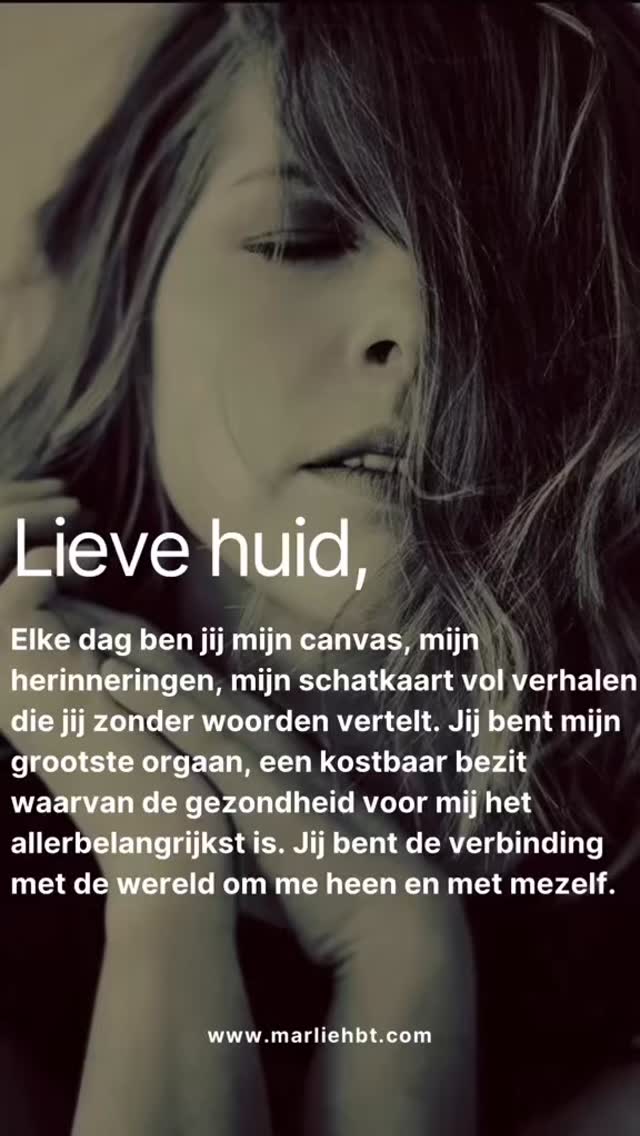 Een ode aan mijn huid.
Die elke dag haar taal spreekt
in stilte, in textuur, in gevoel.
Ze toont me wat gezien wil worden.
Wat nog aandacht vraagt.
Wat geheeld wil worden,
laag voor laag.
In mijn werk kijk ik voorbij het oppervlak.
Luister ik naar wat de huid fluistert over binnenwerelden.
En nodig ik jou uit om dat ook te doen.
Om te vertragen.
Te voelen.
Te kiezen.
Voor zachtheid.
Voor gezondheid.
Voor verbinding.
♡ De link om te boeken vind je in mijn bio.
#marlieholisticbeautytherapy #huidalsverteller #bewustzijninbehandeling #zachtheidalsantwoord #innerlijkzichtbaar #holistischehuidzorg