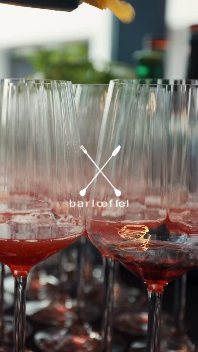 🎯 Warum setzen erfolgreiche Agenturen und Unternehmen auf BARLOEFFEL?
Weil ein starker Markenauftritt mehr braucht als nur ein schönes Setting – er braucht Emotion, Präzision und echte Erlebnisqualität. In diesem exklusiven Produktlaunch zeigen wir, wie man mit feinem Gespür für Details und stimmigem Gesamtkonzept überzeugt.
Ein charismatischer Moderator führt durch den Abend, kulinarische Highlights verwöhnen die Gäste, ein DJ sorgt für die passende Stimmung – und wir? Wir liefern mit unserem Barservice nicht nur Drinks, sondern eine perfekt inszenierte Markenerfahrung im Glas. Vom ersten Aperitif bis zum letzten Signature Cocktail wird das Event zur runden Sache – individuell, stilvoll und absolut professionell umgesetzt.
📍 Du planst ein Corporate Event oder einen besonderen Launch? Dann lass uns gemeinsam Eindruck hinterlassen – geschmackvoll, nahtlos integriert und garantiert unvergesslich.
#Firmenveranstaltung #Produktlaunch #Barcatering #MannheimEvents #Cocktailbar #Eventagentur #Barlöeffel #BusinessEvent