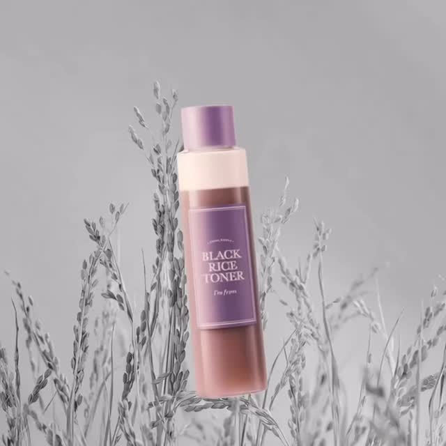 ✨ Elige tu esencial para una piel luminosa y sana.
¿Prefieres hidratación calmante o reparación antioxidante?
🌾 𝑰’𝒎 𝑭𝒓𝒐𝒎 Rice Toner – un clásico que ilumina, calma e hidrata con extracto de arroz blanco coreano. Ideal para conseguir ese glow jugoso que revitaliza la piel apagada o con manchas.
🌑 𝑰’𝒎 𝑭𝒓𝒐𝒎 Black Rice Toner – antioxidante, restaurador y ultra ligero. Refuerza la barrera, mejora la elasticidad y retiene hidratación sin irritar. Perfecto para pieles grasas, mixtas o sensibles que buscan una textura acuosa, sin sensación pesada.
💡 Dos fórmulas, dos necesidades. Elige según tu piel... o combínalos.
🛒 Cómpralos ya en Korean Beauty Shop
#blackricetoner #imfrom #imfromricetoner #TonicoCoreano #CosmeticaCoreana #RutinaCoreana #CuidadoFacialCoreano #BellezaCoreana #PielRadiante #TonicoFacial #PielCoreana #KBeautyEspaña #KBeautyLovers #TonicoParaLaPiel #PielDePorcelana #GlowCoreano #SkincareCoreano #TonicoFacialCoreano #KoreanToner #KBeauty #KoreanSkincare #GlassSkin #HydratingToner #KSkincareRoutine #KoreanBeautyProducts #TonerEssence #7SkinMethod #ricetoner #tonicodearroz #riceskincare