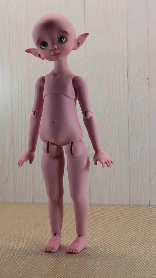 Maria’s body is designed to hold different poses and stand up by itself, let’s take a look at the different joints in this short reel to fully appreciate the posability that can’t be captured with photography. #lindamacariodolls #bjddoll #bjdposability #thisdollmoves