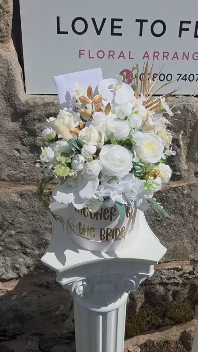 Forever Hatboxes ✨️
Silk floral hatboxes for mother of the bride and mother of the groom🤍✨️ these can be customized for any occasion just pick your colours & let us know if you want to add custom writing ✨️
We require a weeks notice for these & they can be arranged via emailing sales@lovetoflower.co.uk
Nationwide delivery available on these also 🚛
#weddinggift #birthday #giftideas #silkflowers #artificalflowers #mob #mog
#nationwidedelivery🚚🚛