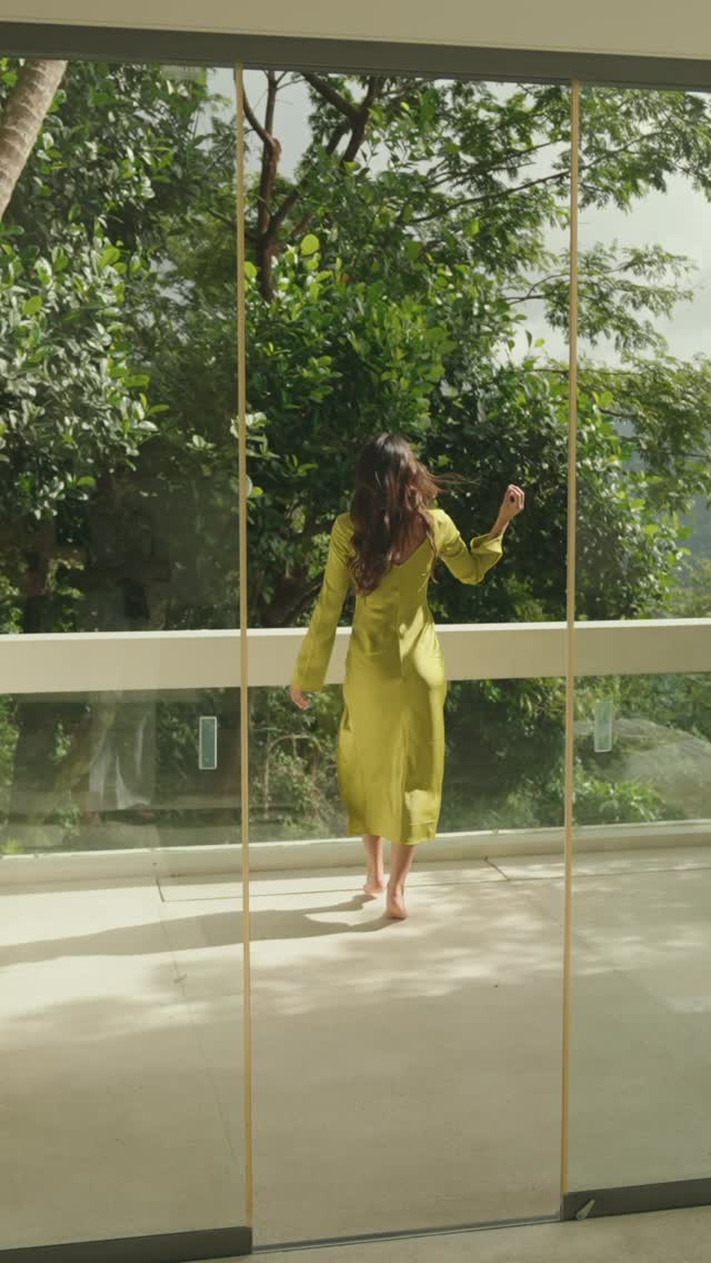 Wake up in paradise 🌿✨
With floor-to-ceiling windows that bathe the room in natural light and your own private terrace overlooking the sea, savour your morning coffee in utter serenity.
#limesamuivillas #villaspice #kohsamui #privatevillas #interiordesign #tropicalescape #islandluxury #samuiisland #designinspiration #barefootluxury #architecturaldigest #samui #samuivilla #islandliving #luxuryretreat