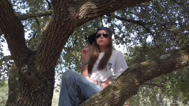 “C’était une journée en Provence”….
Quand ta fille décide de produire un clip vidéo foufou d’une de ses chansons favorites. 😅😆🎥🫶🏻
#Parodie #familleheureuse #lavieestbelle #ensemble #FamilleEnFolie #MomentComplice #FouRireEnFamille #IsabelleMood
© Reproduction interdite
*****************************************
#charlesphilippedorleans #princecharlesphilippedorleans #princecharlesphilippe #princedorleans #ducdanjou #naomidorleans #naomivaleskadorleans #princessenaomidorleans #princessenaomi #princessedorleans #duchessedanjou #maisonroyaledefrance #france #monarchy #royalfamily