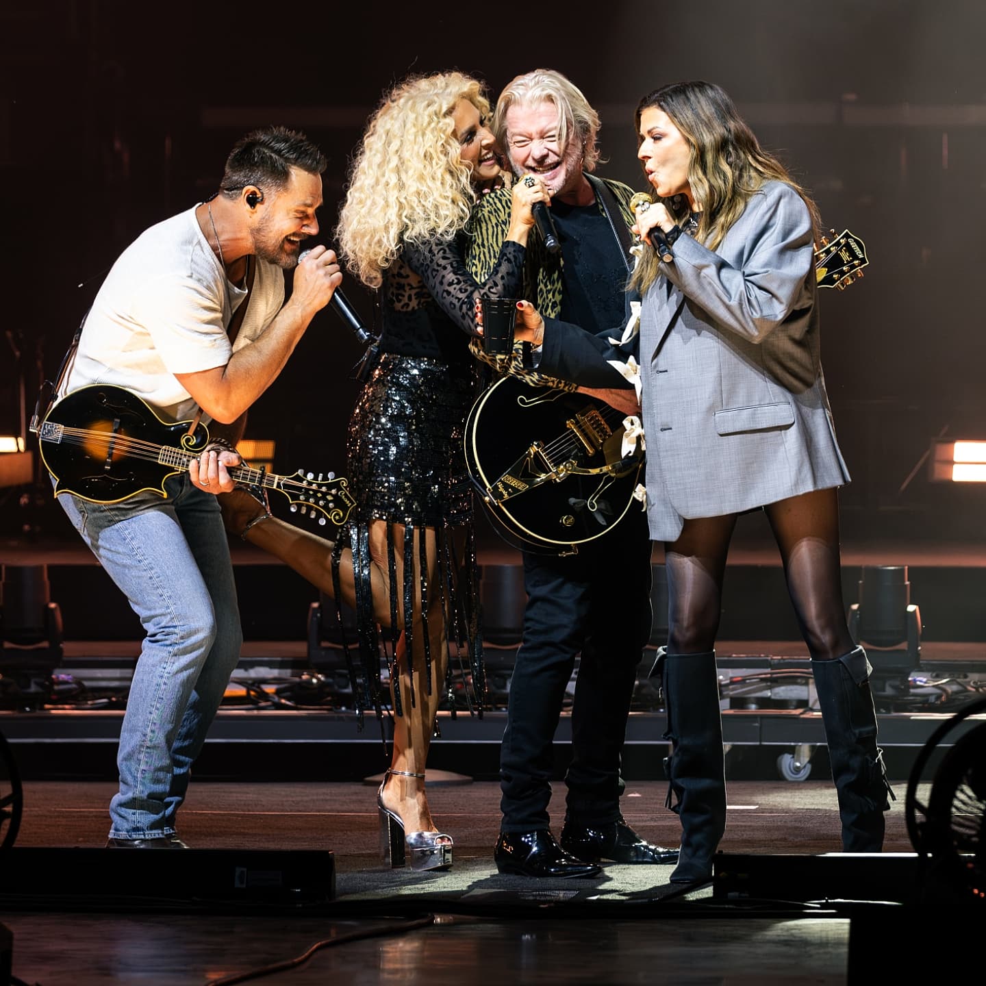 Thanks for the pontoon party last night, @littlebigtown @empowerfcuamp ‼️
.
.
.
#concertphotography #canon #littlebigtown #Syracuse #newyork