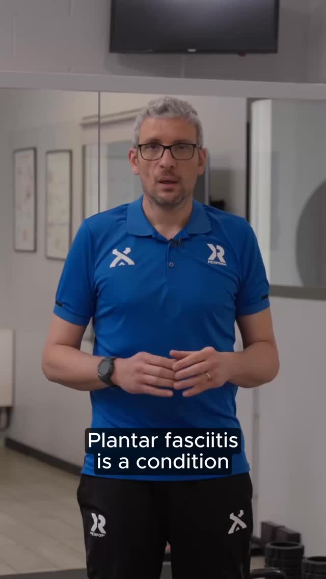 La fascite plantare è una condizione clinica che può colpire sia sportivi che persone sedentarie.
Può causare dolore e difficoltà a svolgere le attività sportive o della vita quotidiana.
È importante valutare bene la situazione, spesso non solo del piede, ma dell’arto inferiore per poter effettuare un trattamento personalizzato. Ecco però alcuni semplici esercizi da poter utilizzare come trattamento iniziale.
Perform | My life Partner