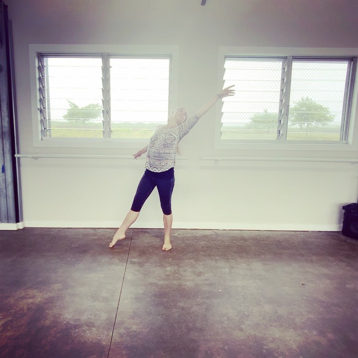 It’s raining nonstop here on Kauai and so why not swing it out Duncan style 😛
There is no substitute for the medicine of movement ☺️
Did you know that there is actually barre work in the Isadora Duncan technique?! It was developed by Isadora and her adopted daughter Irma in the early 1900s.
This is just one small portion and once you learn it all it’s kind of thrilling to run through the whole thing 😆
Video by @doseoflos__
.
.
.
.
.
#moderndance #moderndancer #isadoraduncan #duncandancers #duncandance #rammdance #danceyourspirit #dancersofinstagram #dancersofinstagram #kauaihawaii #kauihawaii #kauailife #kauai #rainyday #rainydayvibes #dancer