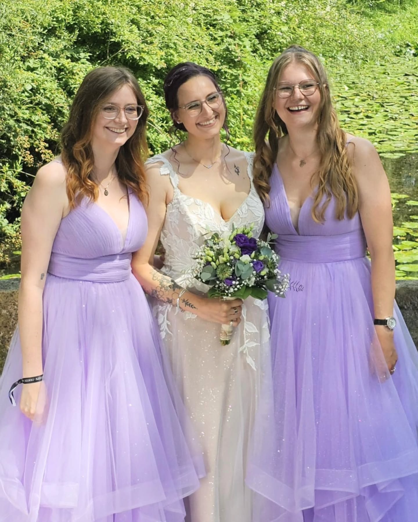 Freundschaft
Ich LIEBE es, Freundschaften zu schreiben. Wer Popcorn oder Cinnamon Hearts gelesen hat, weiß, dass ich meinen Nebencharakteren gern zu viel Aufmerksamkeit schenke.
Und das hat einen Grund:
Ich habe die großartigsten Menschen in meinem Leben jemals. Die beiden hier sind meine Valerie und Lauren, mein Cass, meine Menschen.
Und ja, manchmal schreibe ich meine Nebencharaktere zu präsent, aber weil ich ein Leben leben, in dem es völlig okay ist, manchmal selbst der Nebencharakter im krassen Leben meiner Freunde zu sein.
(Auch wenn man selbst der krasseste Main character ist)
Schätze, was ich sagen wollte: I love you.