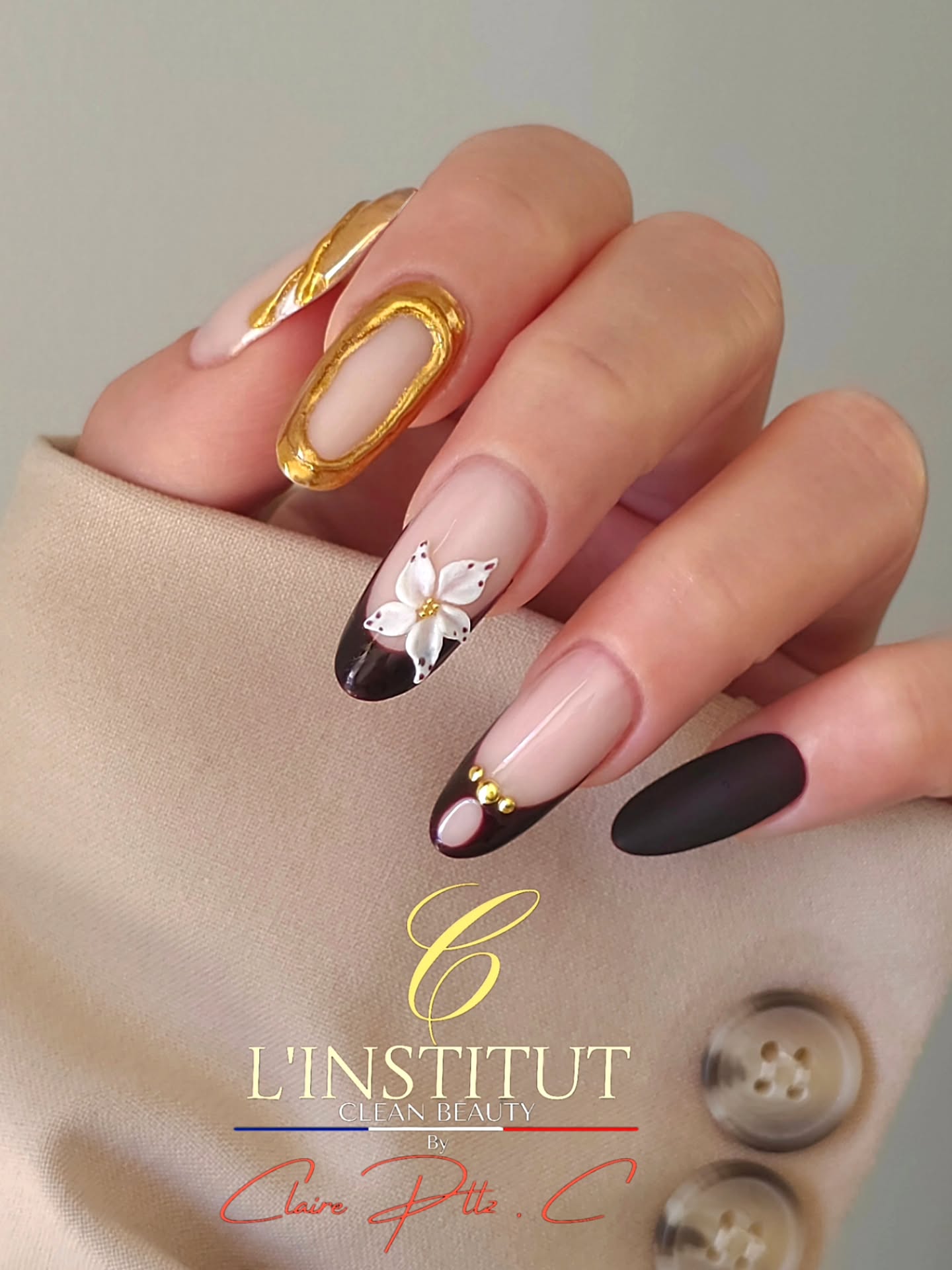 ☀️ Une manucure à la croisée de l’été et des teintes de la rentrée…
Sublimée par un full nail art fait main, mêlant 3D or chromé sculpté et fleur délicate réalisée pétale par pétale.
Un travail de haute précision, entièrement pensé comme une pièce d’art.
✨ Découvrez le carousel et laissez-vous porter par l’univers envoûtant en écoutant Russian Blue by @roxanesmusic 🎶
⚜️ 𝐂 -𝐋'𝐈𝐍𝐒𝐓𝐈𝐓𝐔𝐓 𝐂𝐥𝐞𝐚𝐧 𝐁𝐞𝐚𝐮𝐭𝐲 ⚜️
SOINS - ONGLERIE - BEAUTE DU REGARD - ÉPILATIONS
📆 𝗥𝗗𝗩 👉 lien en bio
🚘 A 5 min du centre ville de VALENCE
🅿️ PARKING PRIVATIF GRATUIT🫰
🚍 BUS Citea 4 ou Citea 8 🛑 Demande Arrêt :
🚸Centre commercial ou 🚸Pierre blanche
📍1310 Avenue de la République
07500 Guilherand-Granges
(En face de Auchan et Norauto)
BESOIN DE CONSEILS OU AUTRE DEMANDE ⁉️
Si aucune disponibilité ne vous convient, ou vous ne savez pas quelles prestations choisir, merci de laisser un message au : 07.81.13.48.24
.
.
.
.
.
.
#NailArtHauteCouture #Manucure3D #NailArtistValence #NailDesignFrance #CherryBlackNails #SculptedNails #FullNailArt #RussianBlues #LInstitutCleanBeauty #ClairePttz #NailArtLuxe #BeautéDrôme