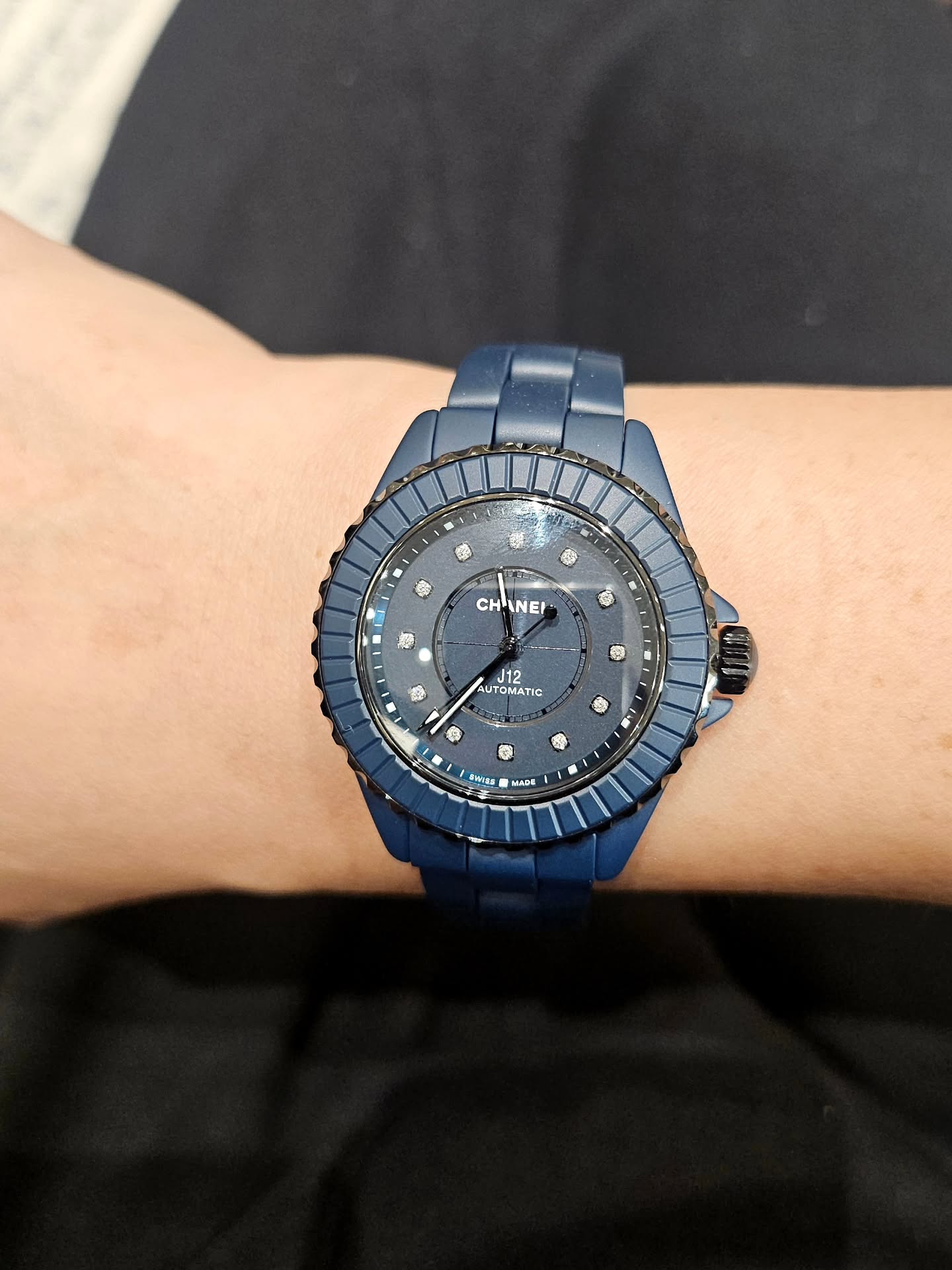 A new shade of time. The @chanelofficial J12 BLEU watch in matte blue ceramic and steel, featuring brilliant diamond indicators. What do you think of this new colour? Retail price: MYR 55,700。 💎
优雅的蓝调。Chanel J12 BLEU 腕表,以哑光蓝色陶瓷和精钢打造,点缀耀眼钻石时标。
#tictoctime #Chanel #J12 #ChanelJ12BLEU #Timepiece #WatchesOfInstagram #wristshot
#wristwatch #timepiece #watchphotography #WatchEnthusiast #watchfam #watchlover #watchblogger #watchgeek