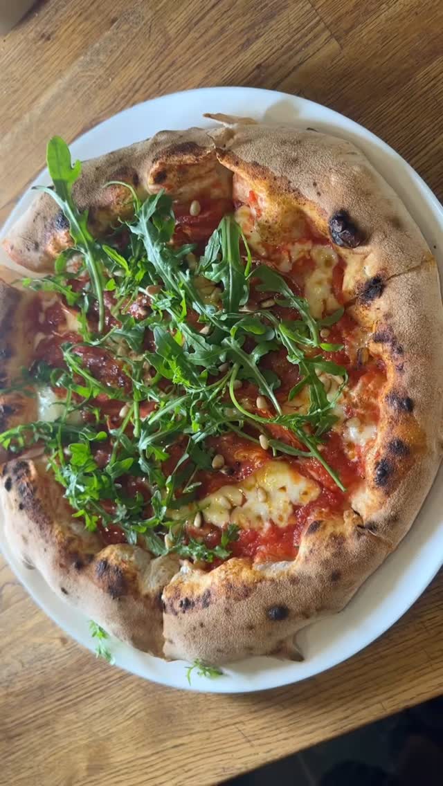 Real dough, real technique, real love for the craft ❤️
Flour: La 5 Stagioni
Meat: Villani Spianata
Tomato: Nolano
Cheese: Latteria Sorrentina
🍕👨🍳
#pizzashoplovers #pizzapassion #fromthebench #napolitanskpizza #hjemmelagetpizza #pizzashop #pizzalovers #pizzaoppskrift #pizzaelskere