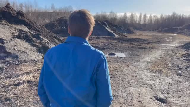 Esitykseen vain 20 paikkaa!
Tehdas tanssii -festivaali | Tanja Kunnari: Paikan tuntu
Paikan tuntu on paikka- ja aikasidonnainen urbaanissa kaupunkitilassa liikkuva tanssiteos. Hämeenlinnan Eemeliksikin tituleerattu Tanja Kunnari tanssii läpi kaupungin, koluaa kusiputkat, hyppää lätäkköön ja antaa pusun koivun siloiselle poskelle. Teos tuo esiin kaupungin rakennetun ympäristön rujon kauneuden ja kokijan silmät avautuvat tutun paikan tuntemattomalle puolelle. Teosta seuratessa arjen pyörät hidastavat vauhtia ja aistit heräävät havainnoimaan tuttua paikka toisin. Teos julistaa riemulla ja rakkaudella: ”Kaupunkitila on meidän kaikkien yhteinen!”.
Paikan tuntu on kestollinen esitys, jossa Kunnari kävelee osallistujaryhmän kanssa Hämeenlinnan kaupunkikeskustan liepeillä kahden tunnin ajan pysähtyen matkan varrella tanssimaan niin elollisten ja kuin elottomien asioiden kanssa. Kävelykierros on sanaton ja puhelimenkin voi unohtaa taskuun äänettömälle.
🗓️: SU 3.8.2025
⏰: 14.00
📍: Vanajantie 10 A (Vanha perunajauhotehdas)
Liput: https://tehdastanssii.eventiolive.fi
@tanja.kunnari
📹: Pasi Vähänen
#tehdastanssii #tanssi #festivaali #hämeenlinna #hämeenlinnankaupunki #visithämeenlinna