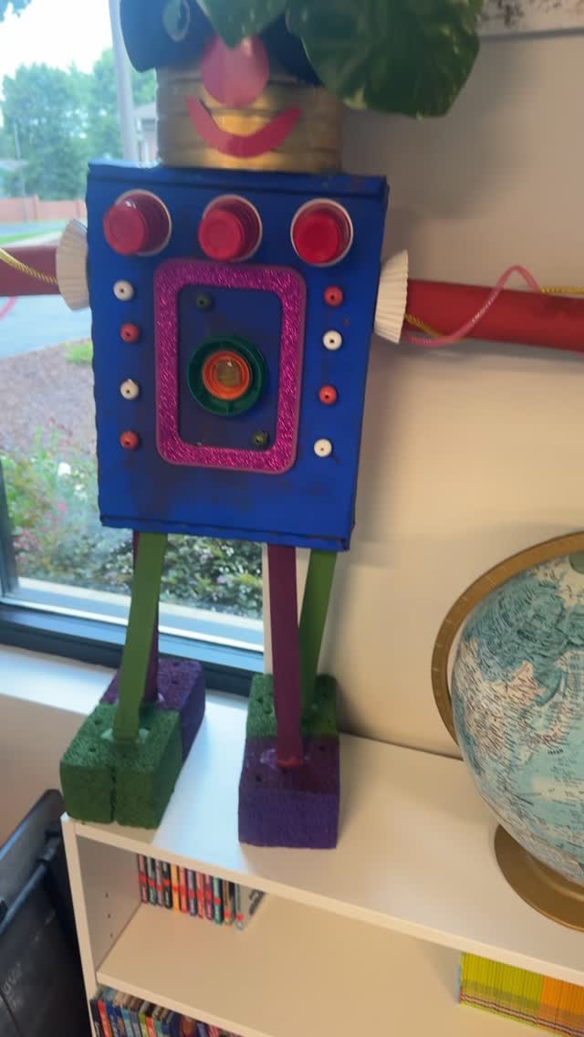 Today I was organizing before leaving for the day- I look up to see our library’s resident robot, handcrafted by Pre-K last year, and instantly heard this song in my head 😂🎶🖤
Any other former emo kids out there? Comment below 👇🤣 rawr xD